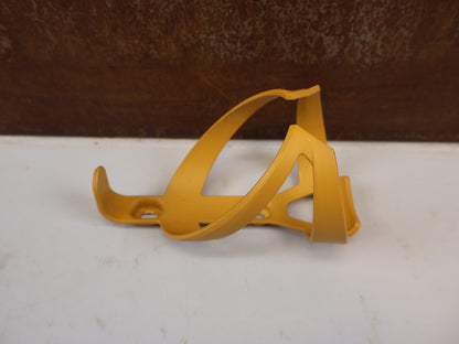 Trinkflaschen und Halter von Trek, TREK ELITE RECYCLED FLASCHENHALTER BAJA YELLOW MATT / GEBRAUCHT vor USEDBIKES-OB.DE Hintergrund