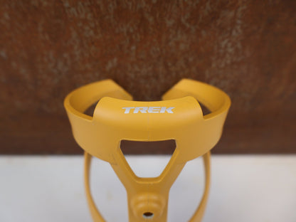 Trinkflaschen und Halter von Trek, TREK ELITE RECYCLED FLASCHENHALTER BAJA YELLOW MATT / GEBRAUCHT vor USEDBIKES-OB.DE Hintergrund