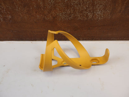 Trinkflaschen und Halter von Trek, TREK ELITE RECYCLED FLASCHENHALTER BAJA YELLOW MATT / GEBRAUCHT vor USEDBIKES-OB.DE Hintergrund