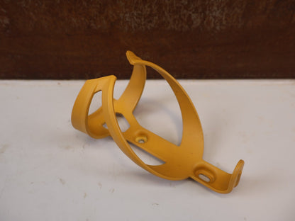 Trinkflaschen und Halter von Trek, TREK ELITE RECYCLED FLASCHENHALTER BAJA YELLOW MATT / GEBRAUCHT vor USEDBIKES-OB.DE Hintergrund