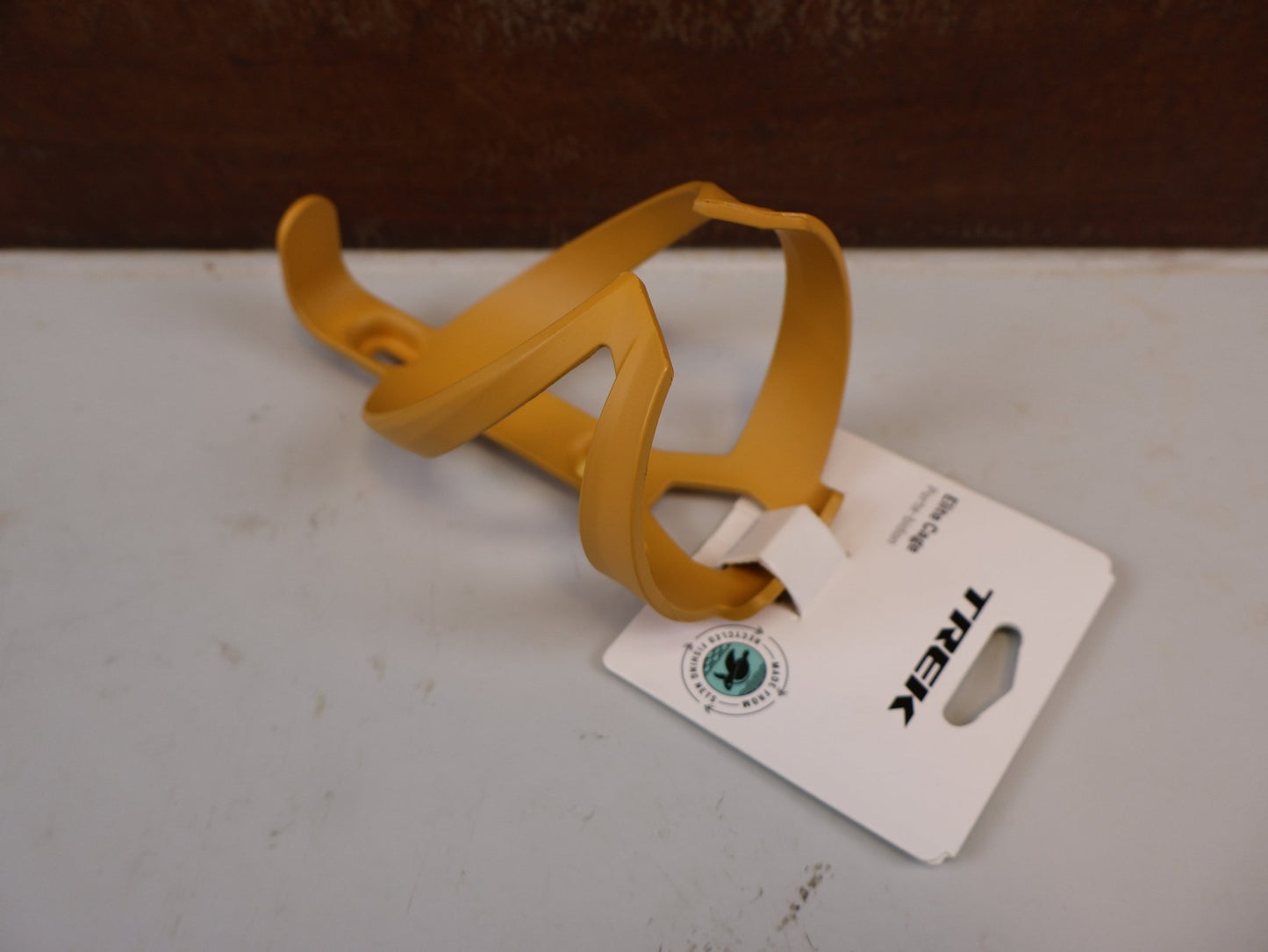 Trinkflaschen und Halter von Trek, TREK ELITE RECYCLED FLASCHENHALTER BAJA YELLOW MATT vor USEDBIKES-OB.DE Hintergrund