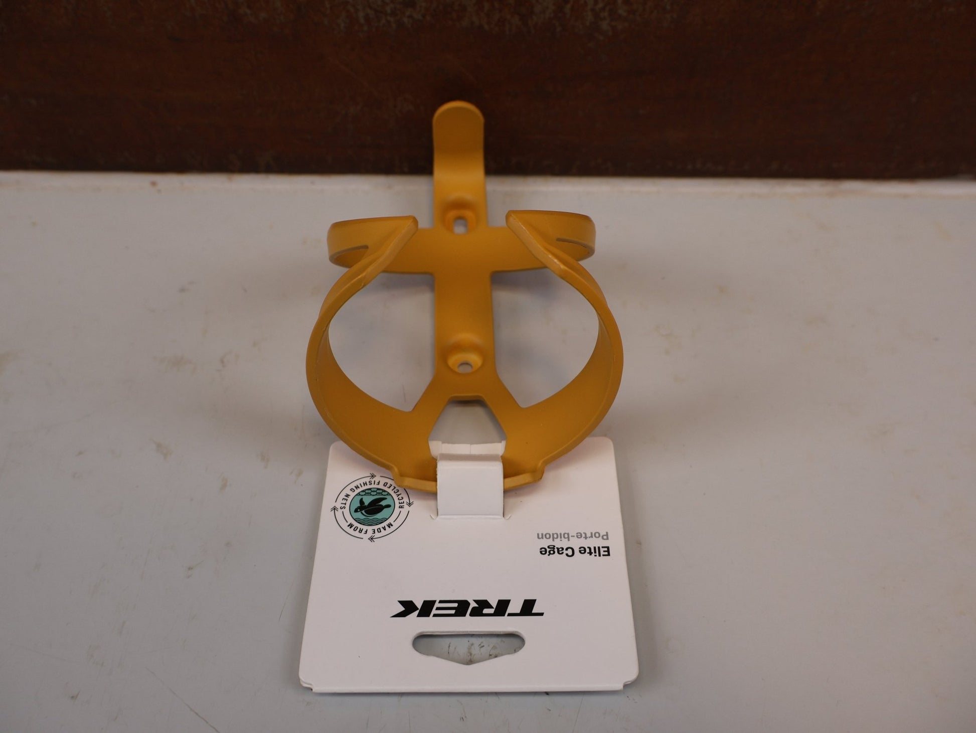 Trinkflaschen und Halter von Trek, TREK ELITE RECYCLED FLASCHENHALTER BAJA YELLOW MATT vor USEDBIKES-OB.DE Hintergrund