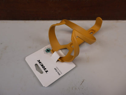Trinkflaschen und Halter von Trek, TREK ELITE RECYCLED FLASCHENHALTER BAJA YELLOW MATT vor USEDBIKES-OB.DE Hintergrund
