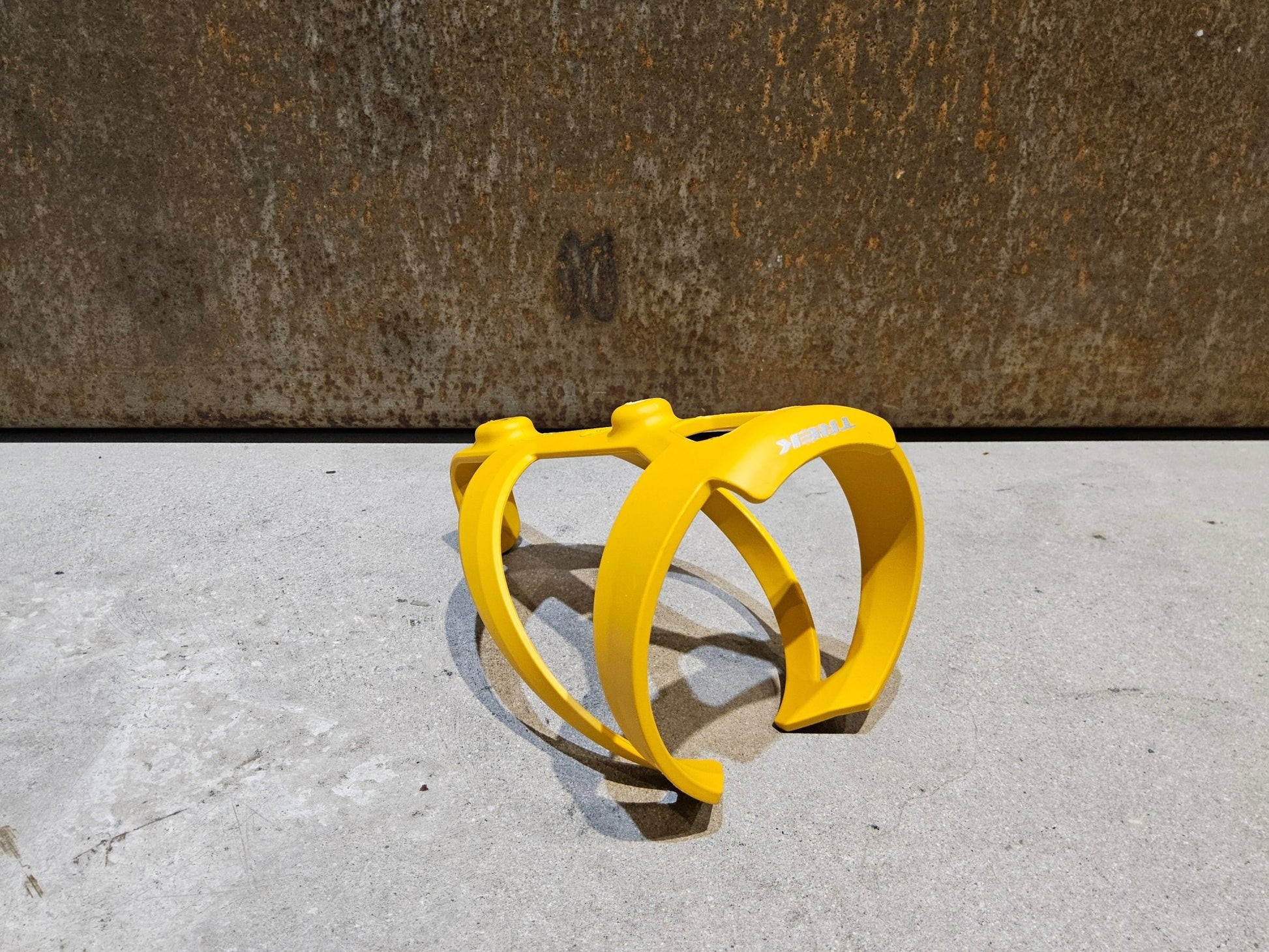 Trinkflaschen und Halter von Trek, TREK ELITE RECYCLED FLASCHENHALTER / BAJA YELLOW vor USEDBIKES - OB.DE Hintergrund
