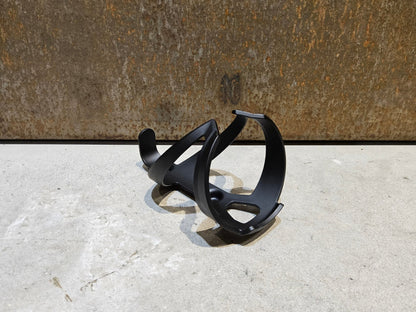 Trinkflaschen und Halter von Trek, TREK ELITE RECYCLED FLASCHENHALTER / BLACK MATT vor USEDBIKES - OB.DE Hintergrund