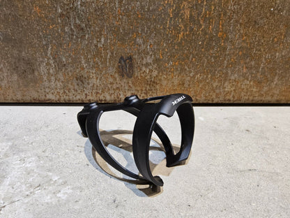 Trinkflaschen und Halter von Trek, TREK ELITE RECYCLED FLASCHENHALTER / BLACK MATT vor USEDBIKES - OB.DE Hintergrund