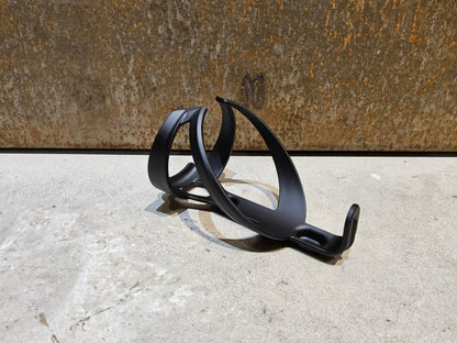 Trinkflaschen und Halter von Trek, TREK ELITE RECYCLED FLASCHENHALTER / BLACK MATT vor USEDBIKES - OB.DE Hintergrund