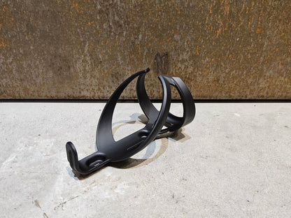 Trinkflaschen und Halter von Trek, TREK ELITE RECYCLED FLASCHENHALTER / BLACK MATT vor USEDBIKES - OB.DE Hintergrund