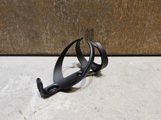 Trinkflaschen und Halter von Trek, TREK ELITE RECYCLED FLASCHENHALTER / BLACK MATT vor USEDBIKES - OB.DE Hintergrund