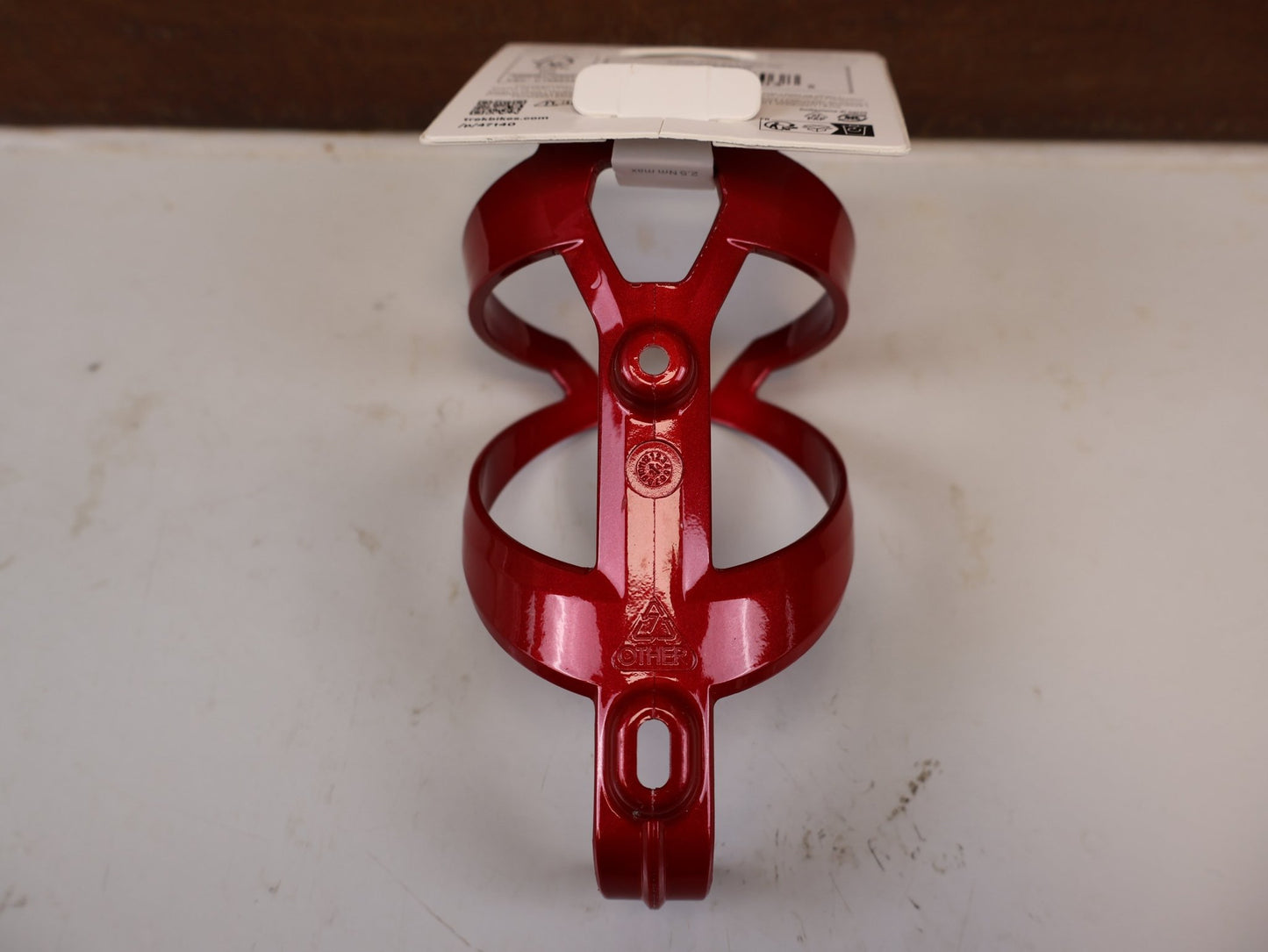 Trinkflaschen und Halter von Trek, TREK ELITE RECYCLED FLASCHENHALTER CRIMSON DARK RED vor USEDBIKES-OB.DE Hintergrund