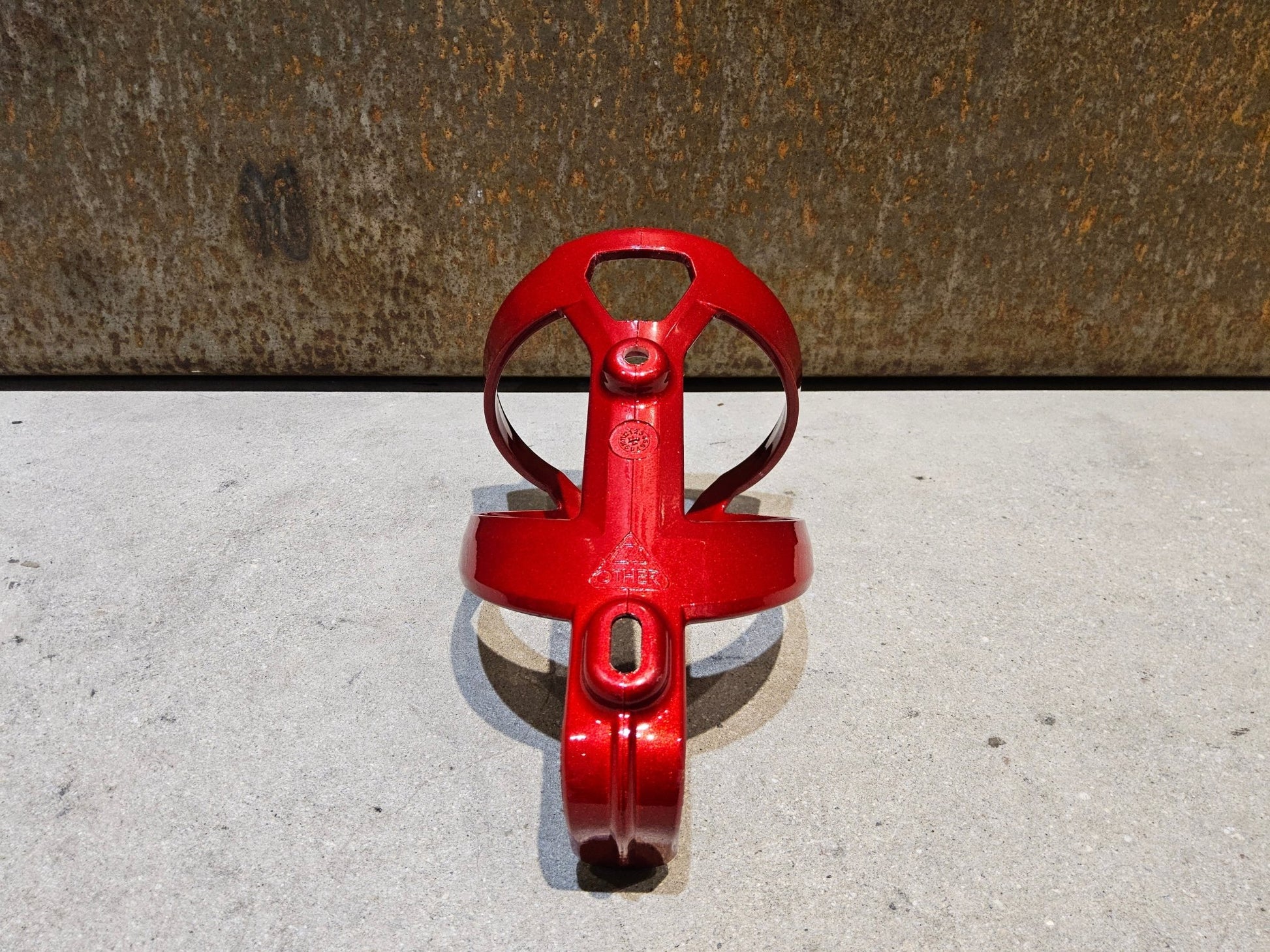 Trinkflaschen und Halter von Trek, TREK ELITE RECYCLED FLASCHENHALTER / CRIMSON DARK RED vor USEDBIKES - OB.DE Hintergrund