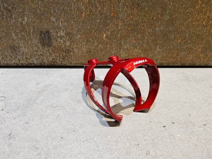 Trinkflaschen und Halter von Trek, TREK ELITE RECYCLED FLASCHENHALTER / CRIMSON DARK RED vor USEDBIKES - OB.DE Hintergrund