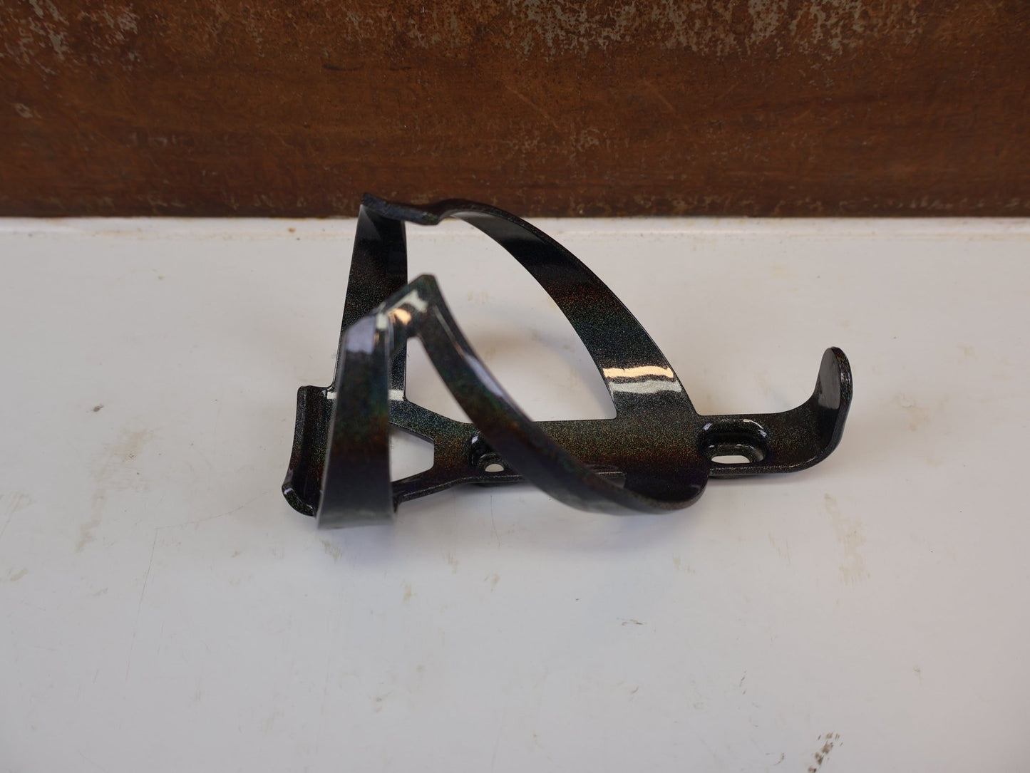 Trinkflaschen und Halter von Trek, TREK ELITE RECYCLED FLASCHENHALTER DARK PRISMATIC GOLD vor USEDBIKES-OB.DE Hintergrund