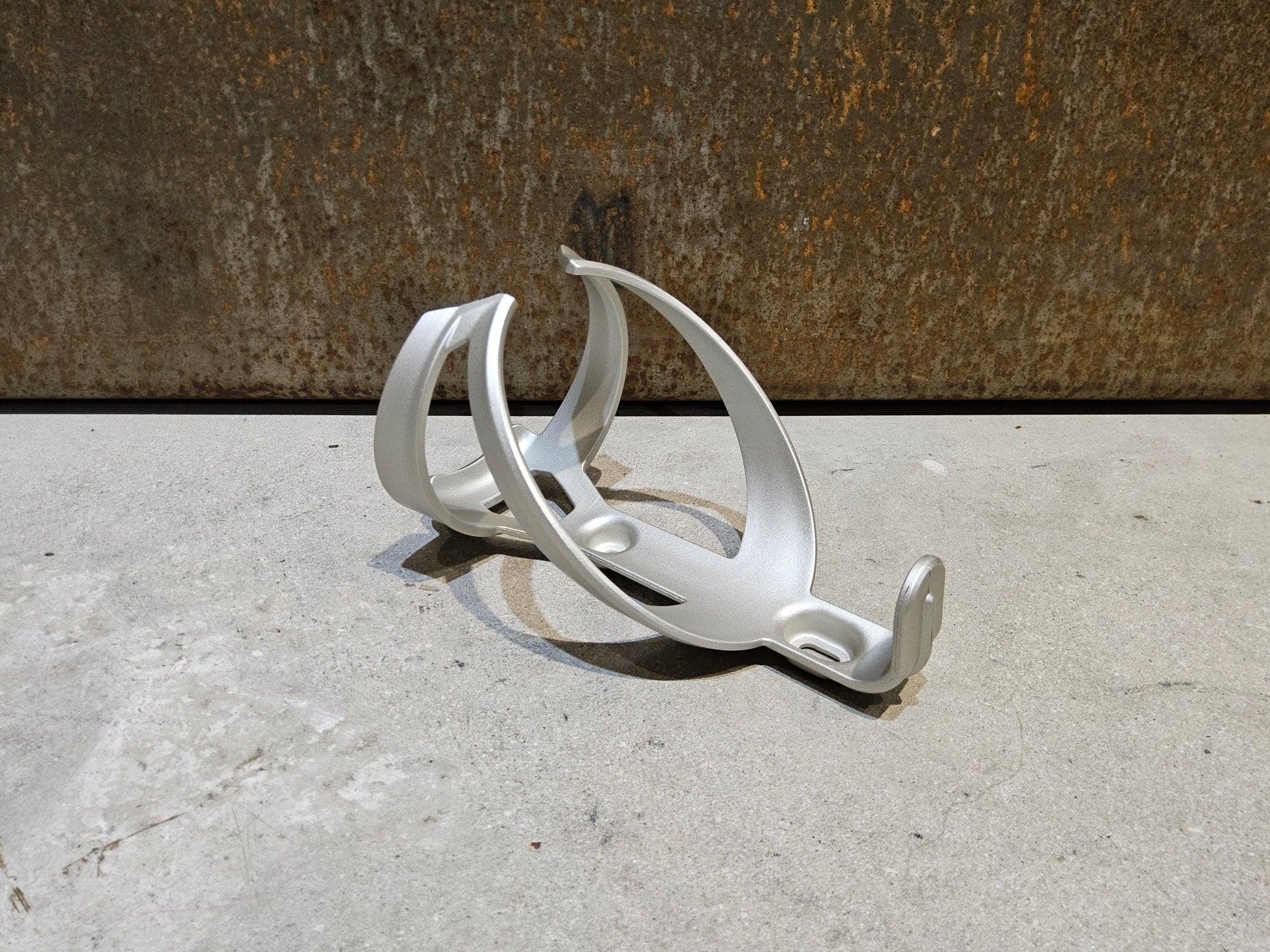 Trinkflaschen und Halter von Trek, TREK ELITE RECYCLED FLASCHENHALTER / LUNAR SILVER vor USEDBIKES - OB.DE Hintergrund