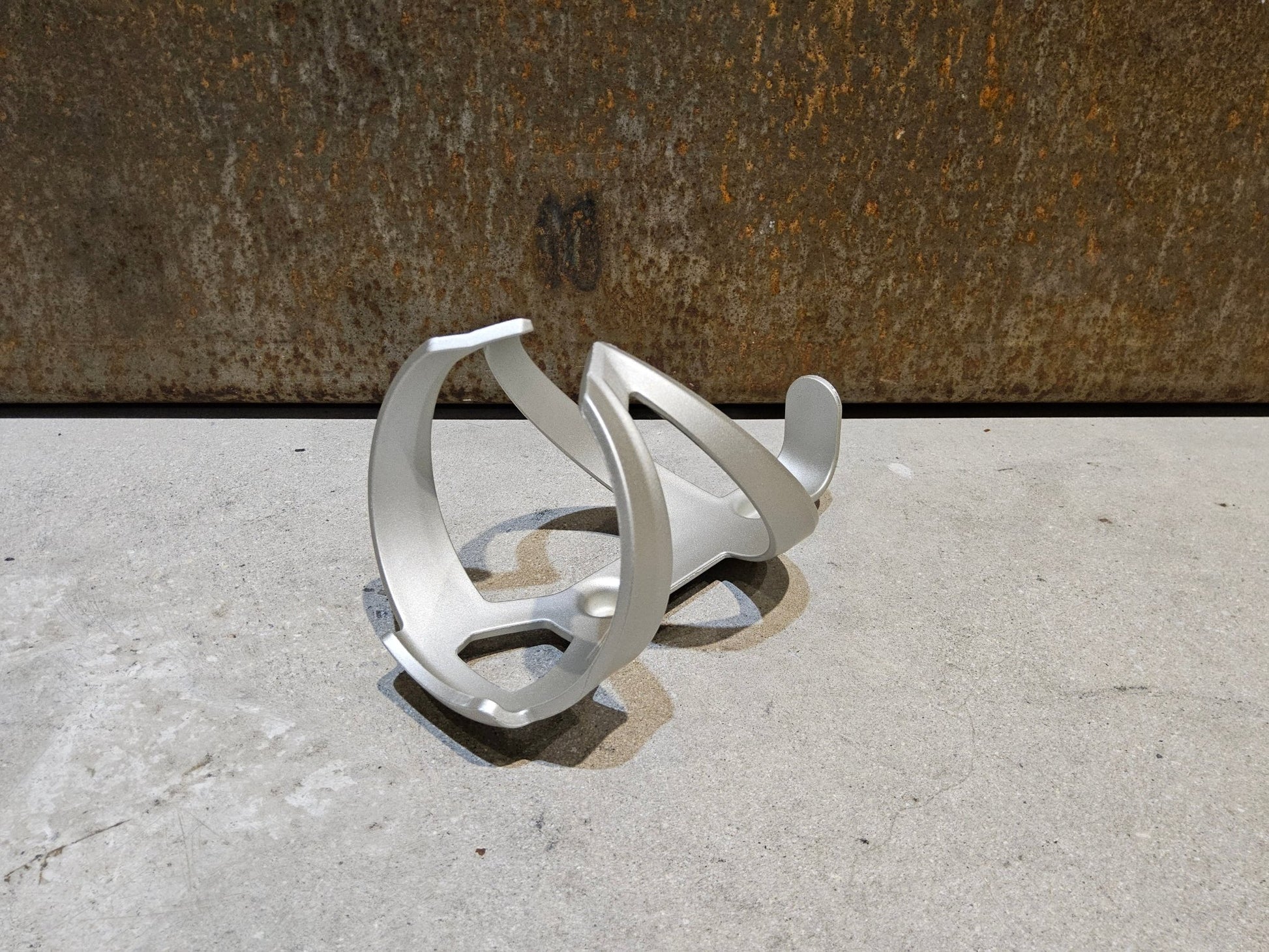 Trinkflaschen und Halter von Trek, TREK ELITE RECYCLED FLASCHENHALTER / LUNAR SILVER vor USEDBIKES - OB.DE Hintergrund