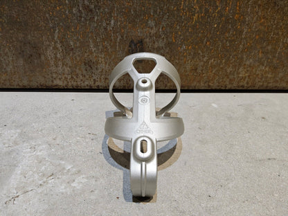 Trinkflaschen und Halter von Trek, TREK ELITE RECYCLED FLASCHENHALTER / LUNAR SILVER vor USEDBIKES - OB.DE Hintergrund