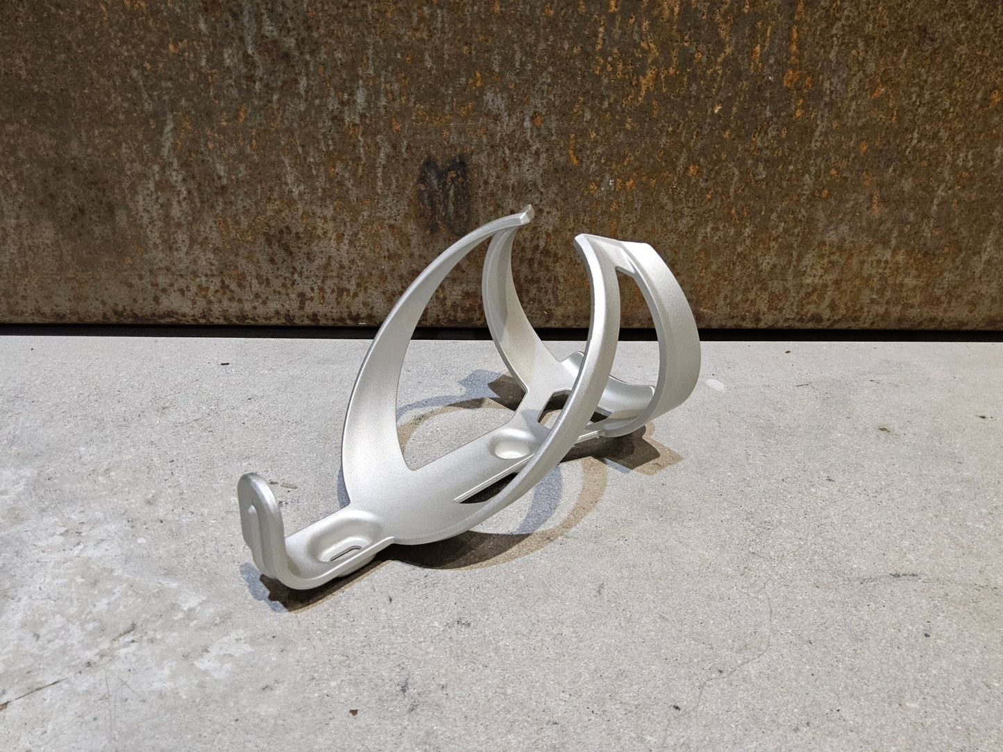 Trinkflaschen und Halter von Trek, TREK ELITE RECYCLED FLASCHENHALTER / LUNAR SILVER vor USEDBIKES - OB.DE Hintergrund