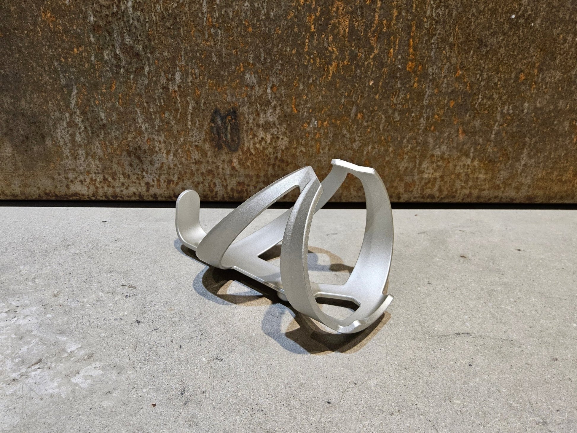 Trinkflaschen und Halter von Trek, TREK ELITE RECYCLED FLASCHENHALTER / LUNAR SILVER vor USEDBIKES - OB.DE Hintergrund