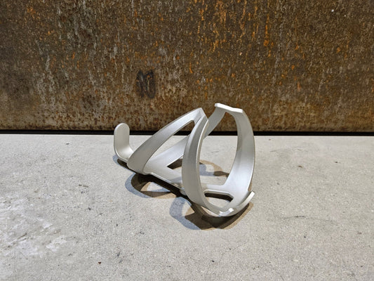 Trinkflaschen und Halter von Trek, TREK ELITE RECYCLED FLASCHENHALTER / LUNAR SILVER vor USEDBIKES - OB.DE Hintergrund