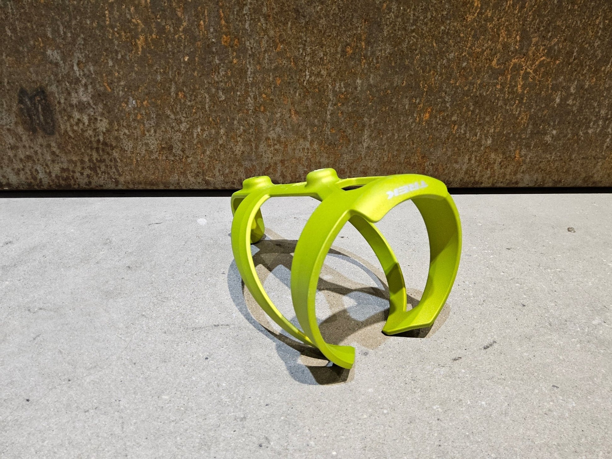 Trinkflaschen und Halter von Trek, TREK ELITE RECYCLED FLASCHENHALTER / POWER SURGE vor USEDBIKES - OB.DE Hintergrund