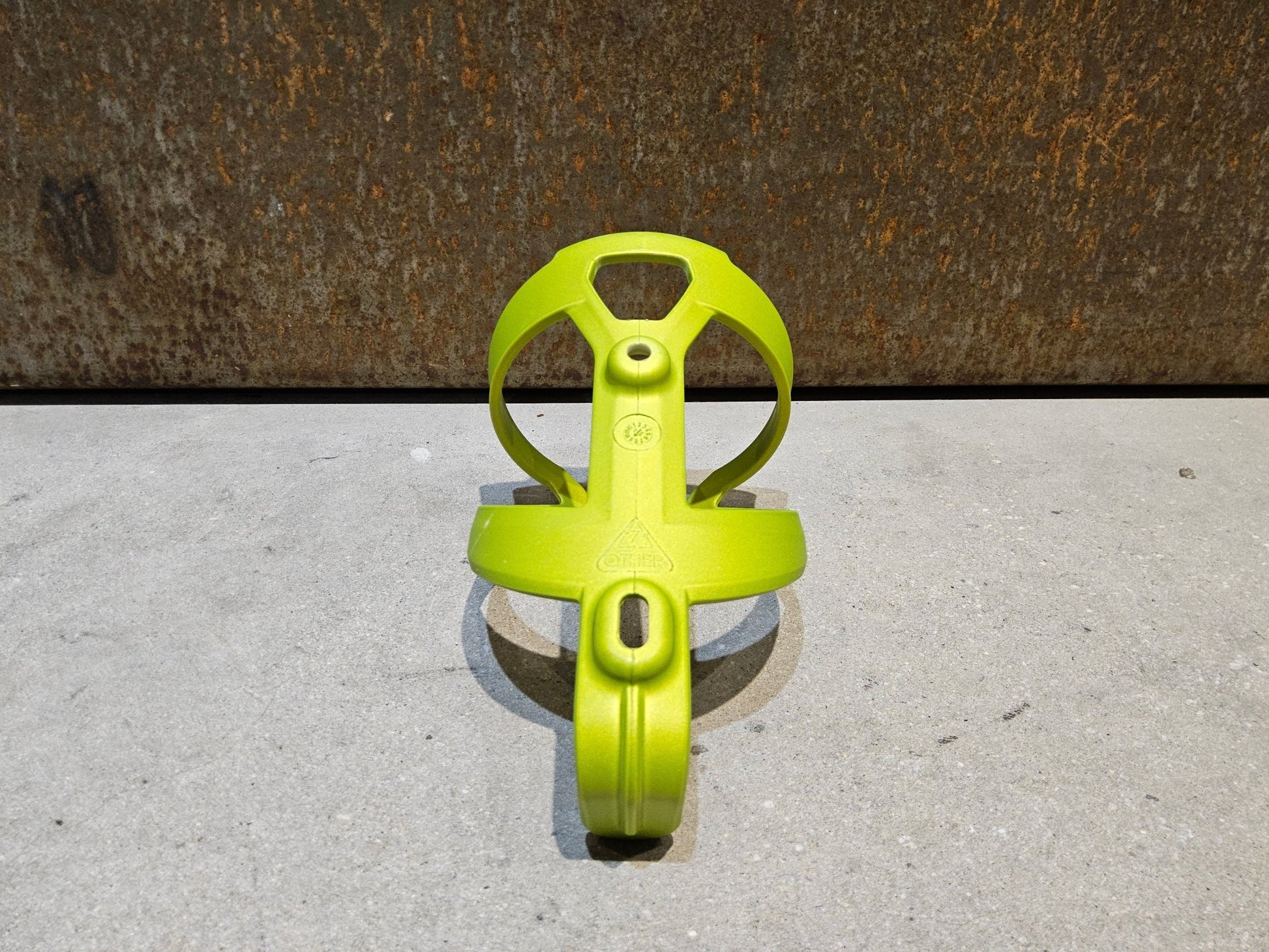Trinkflaschen und Halter von Trek, TREK ELITE RECYCLED FLASCHENHALTER / POWER SURGE vor USEDBIKES - OB.DE Hintergrund