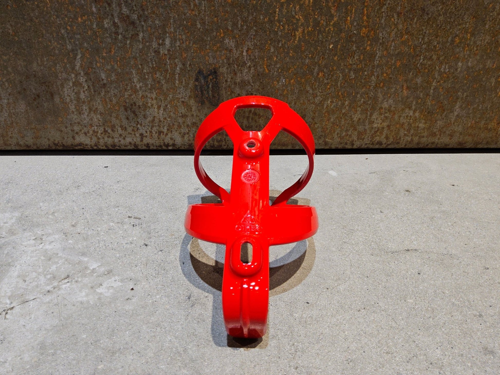 Trinkflaschen und Halter von Trek, TREK ELITE RECYCLED FLASCHENHALTER / RADIOACTIVE RED vor USEDBIKES - OB.DE Hintergrund
