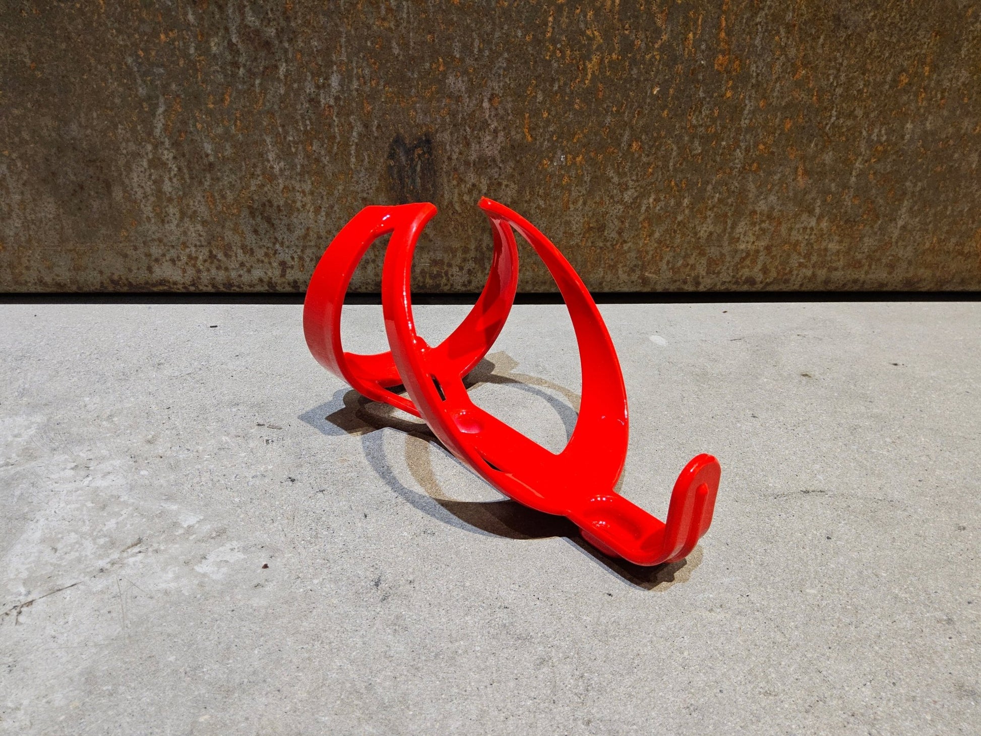 Trinkflaschen und Halter von Trek, TREK ELITE RECYCLED FLASCHENHALTER / RADIOACTIVE RED vor USEDBIKES - OB.DE Hintergrund