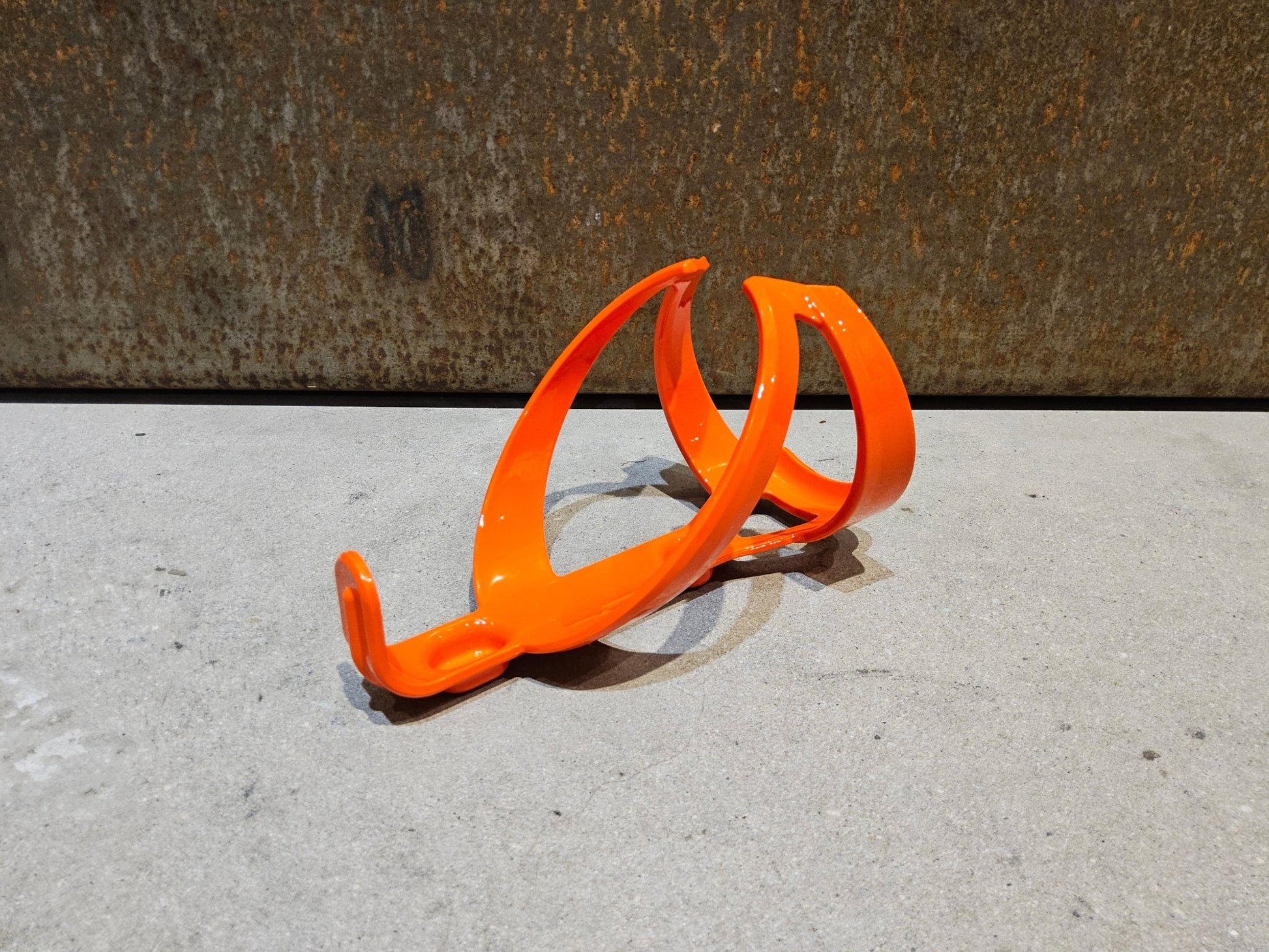 Trinkflaschen und Halter von Trek, TREK ELITE RECYCLED FLASCHENHALTER / ROARANGE vor USEDBIKES - OB.DE Hintergrund