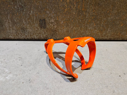 Trinkflaschen und Halter von Trek, TREK ELITE RECYCLED FLASCHENHALTER / ROARANGE vor USEDBIKES - OB.DE Hintergrund