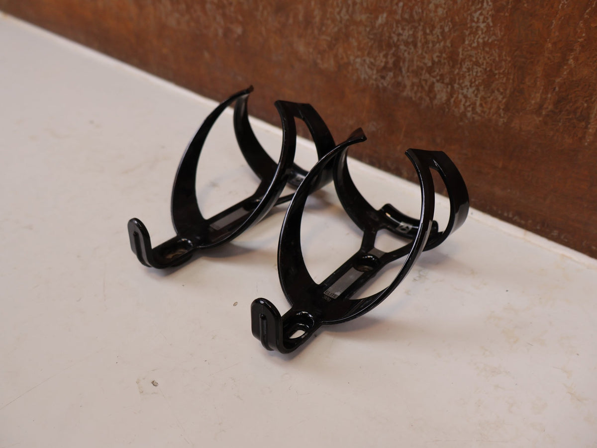 Trinkflaschen und Halter von Bontrager, Trek Elite Recycled Flaschenhalter Set 2er Pack a 38g vor USEDBIKES-OB.DE Hintergrund