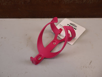 Trinkflaschen und Halter von Trek, TREK ELITE RECYCLED FLASCHENHALTER VICE PINK MATT vor USEDBIKES-OB.DE Hintergrund