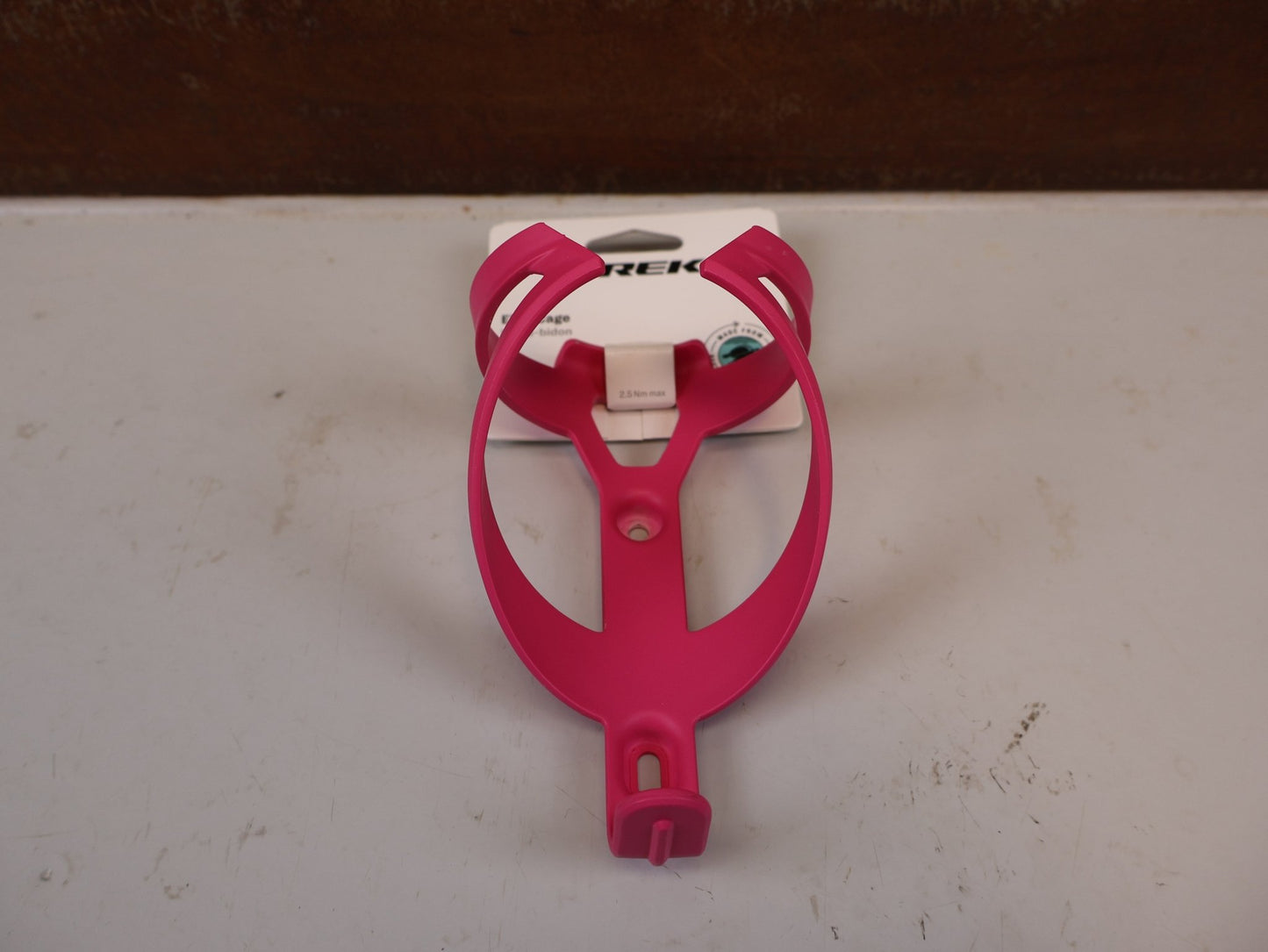 Trinkflaschen und Halter von Trek, TREK ELITE RECYCLED FLASCHENHALTER VICE PINK MATT vor USEDBIKES-OB.DE Hintergrund