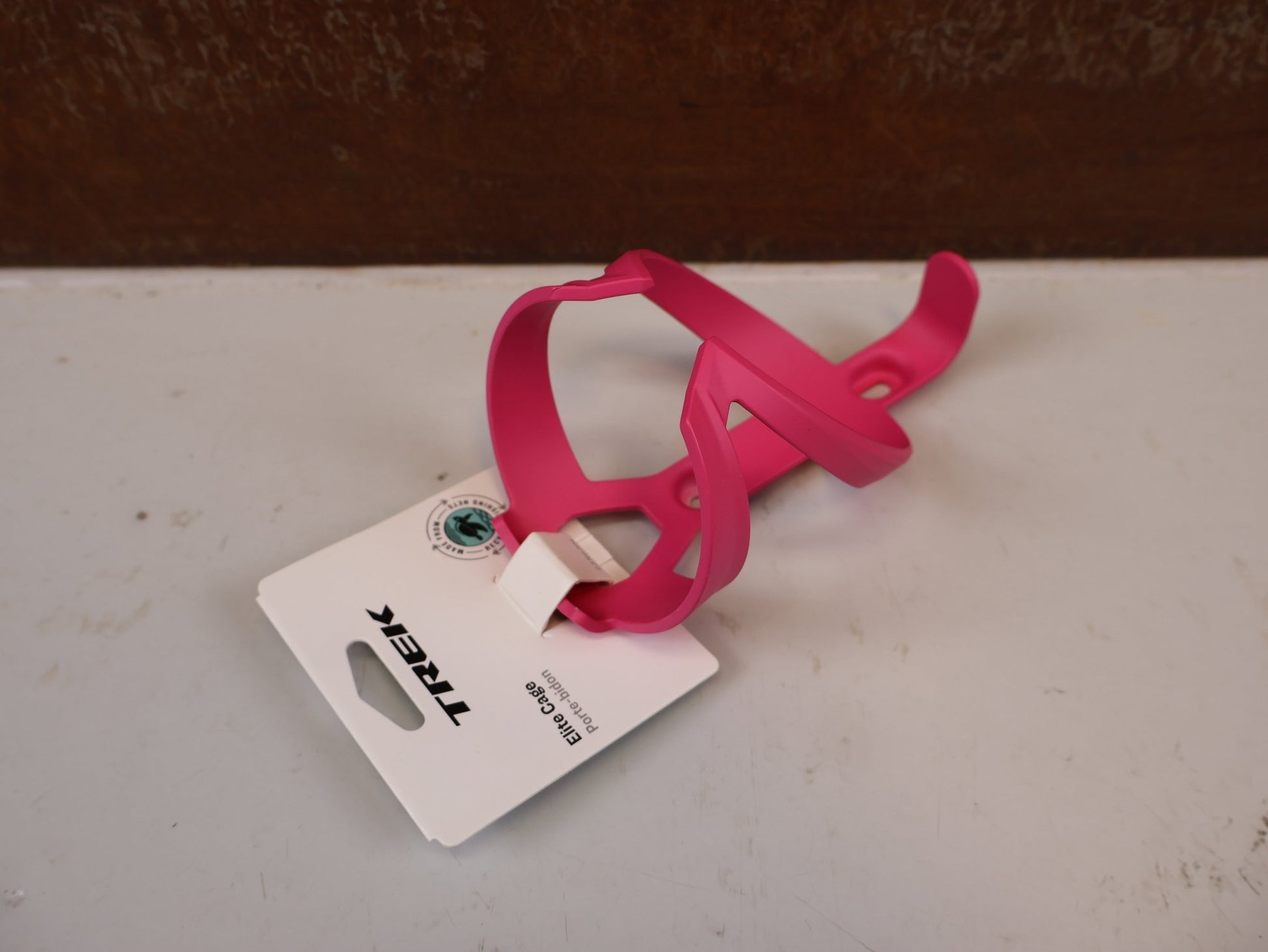 Trinkflaschen und Halter von Trek, TREK ELITE RECYCLED FLASCHENHALTER VICE PINK MATT vor USEDBIKES-OB.DE Hintergrund