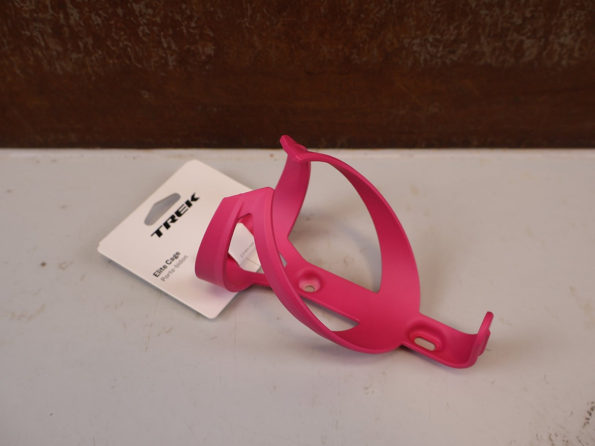 Trinkflaschen und Halter von Trek, TREK ELITE RECYCLED FLASCHENHALTER VICE PINK MATT vor USEDBIKES-OB.DE Hintergrund