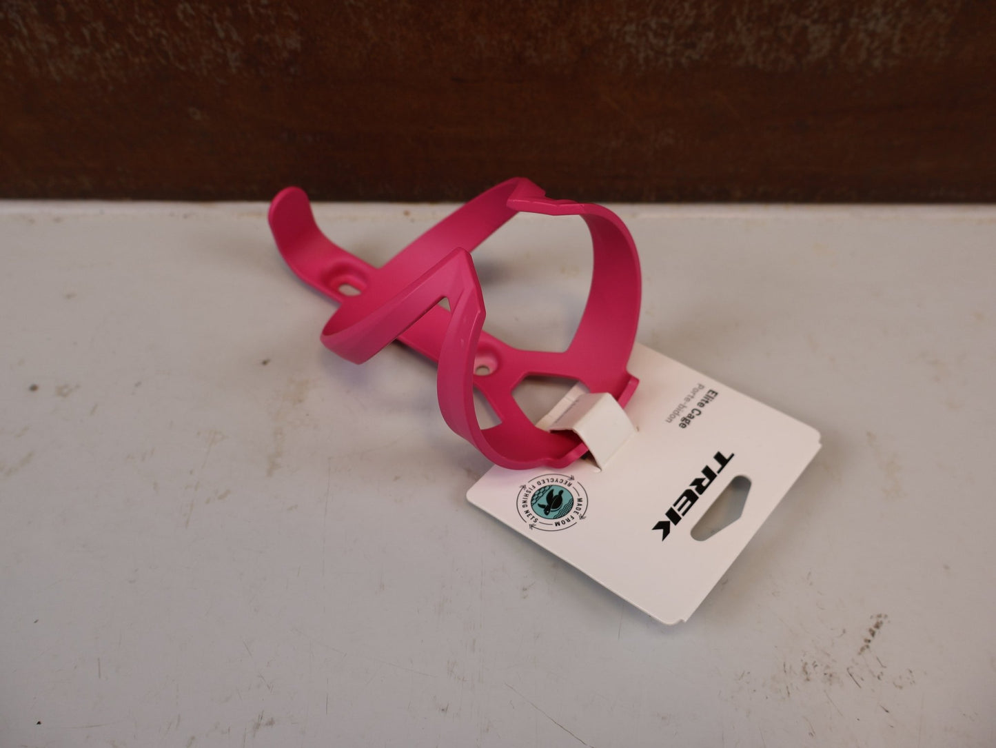 Trinkflaschen und Halter von Trek, TREK ELITE RECYCLED FLASCHENHALTER VICE PINK MATT vor USEDBIKES-OB.DE Hintergrund