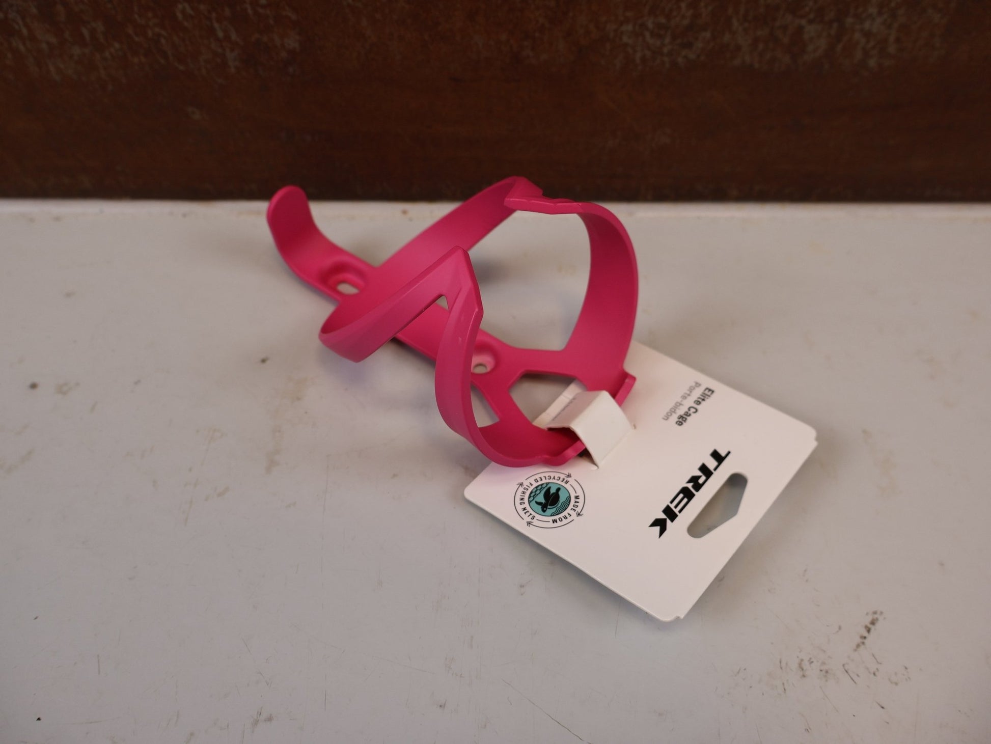 Trinkflaschen und Halter von Trek, TREK ELITE RECYCLED FLASCHENHALTER VICE PINK MATT vor USEDBIKES-OB.DE Hintergrund