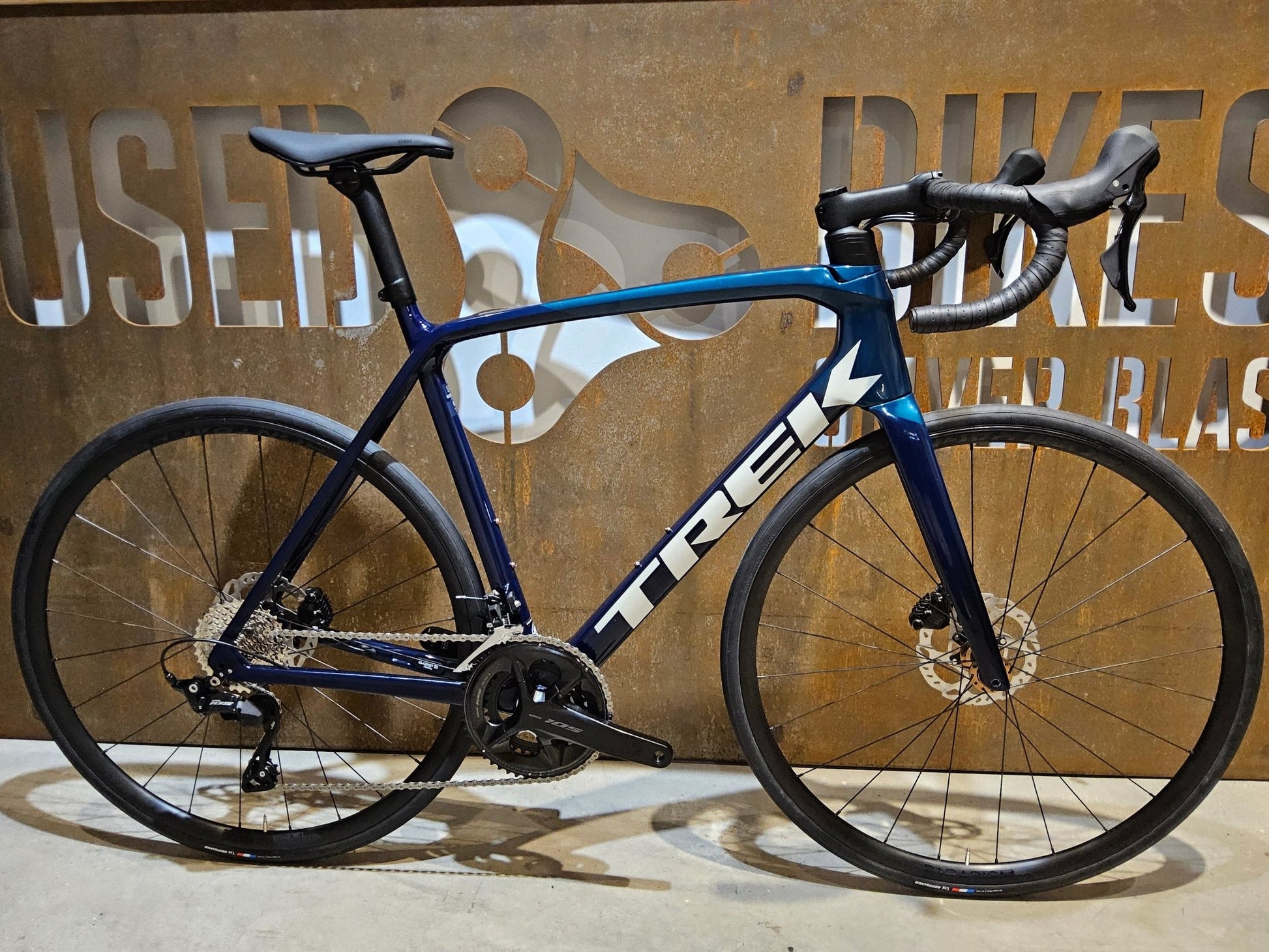 Rennrad von Trek, TREK EMONDA SL 5 / NAVY SMOKE / DARK AQUATIC / 58CM in variant_title vor USEDBIKES - OB.DE Hintergrund