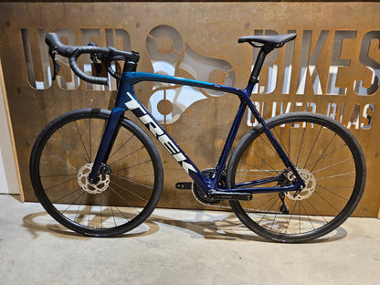 Rennrad von Trek, TREK EMONDA SL 5 / NAVY SMOKE / DARK AQUATIC / 58CM in variant_title vor USEDBIKES - OB.DE Hintergrund