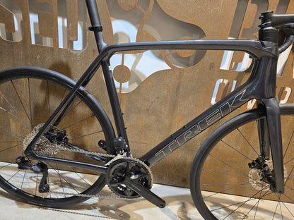 Rennrad von Trek, TREK EMONDA SL 6 PRO DI2 / CUSTOMBUILD / DNISTER BLACK / 60CM in variant_title vor USEDBIKES - OB.DE Hintergrund