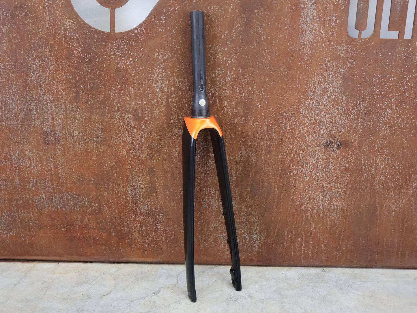 Federgabel, Gabel & Dämpfer von Trek, TREK EMONDA SL GABEL / FACTORY ORANGE vor USEDBIKES - OB.DE Hintergrund