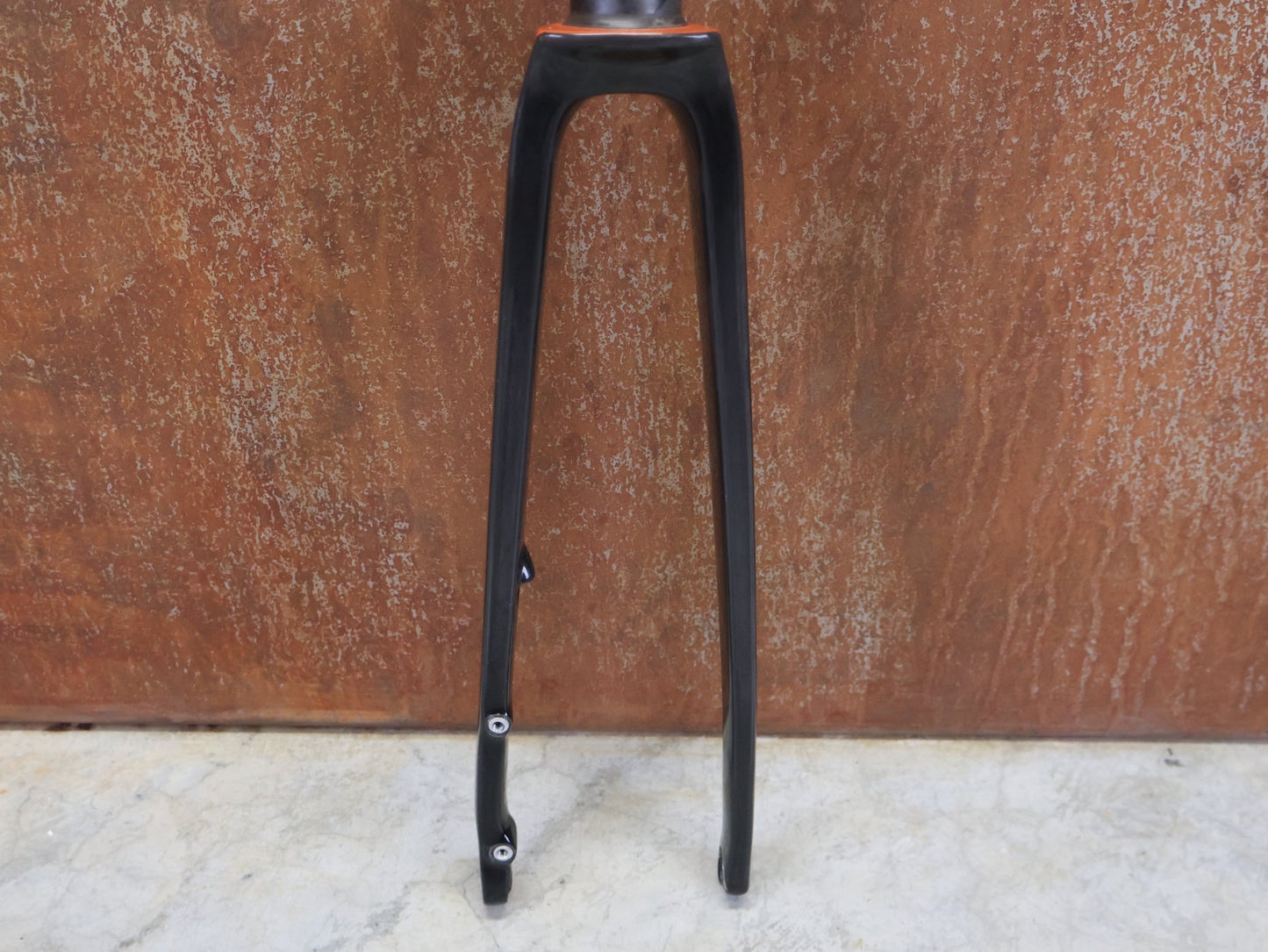 Federgabel, Gabel & Dämpfer von Trek, TREK EMONDA SL GABEL / FACTORY ORANGE vor USEDBIKES - OB.DE Hintergrund