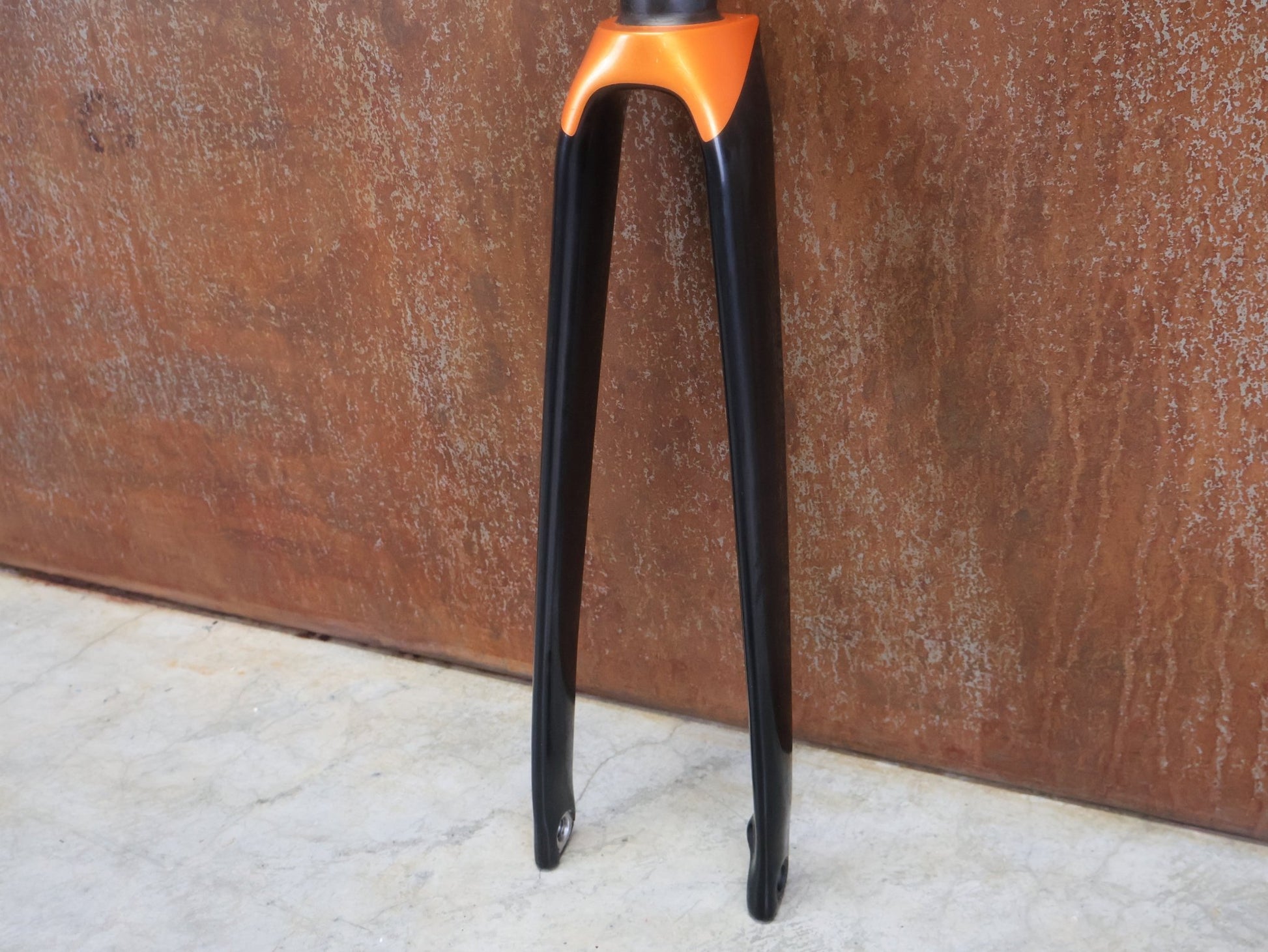 Federgabel, Gabel & Dämpfer von Trek, TREK EMONDA SL GABEL / FACTORY ORANGE vor USEDBIKES - OB.DE Hintergrund