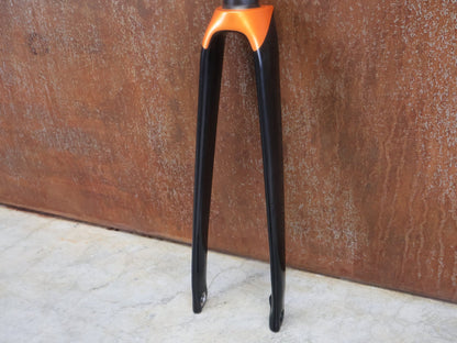 Federgabel, Gabel & Dämpfer von Trek, TREK EMONDA SL GABEL / FACTORY ORANGE vor USEDBIKES - OB.DE Hintergrund