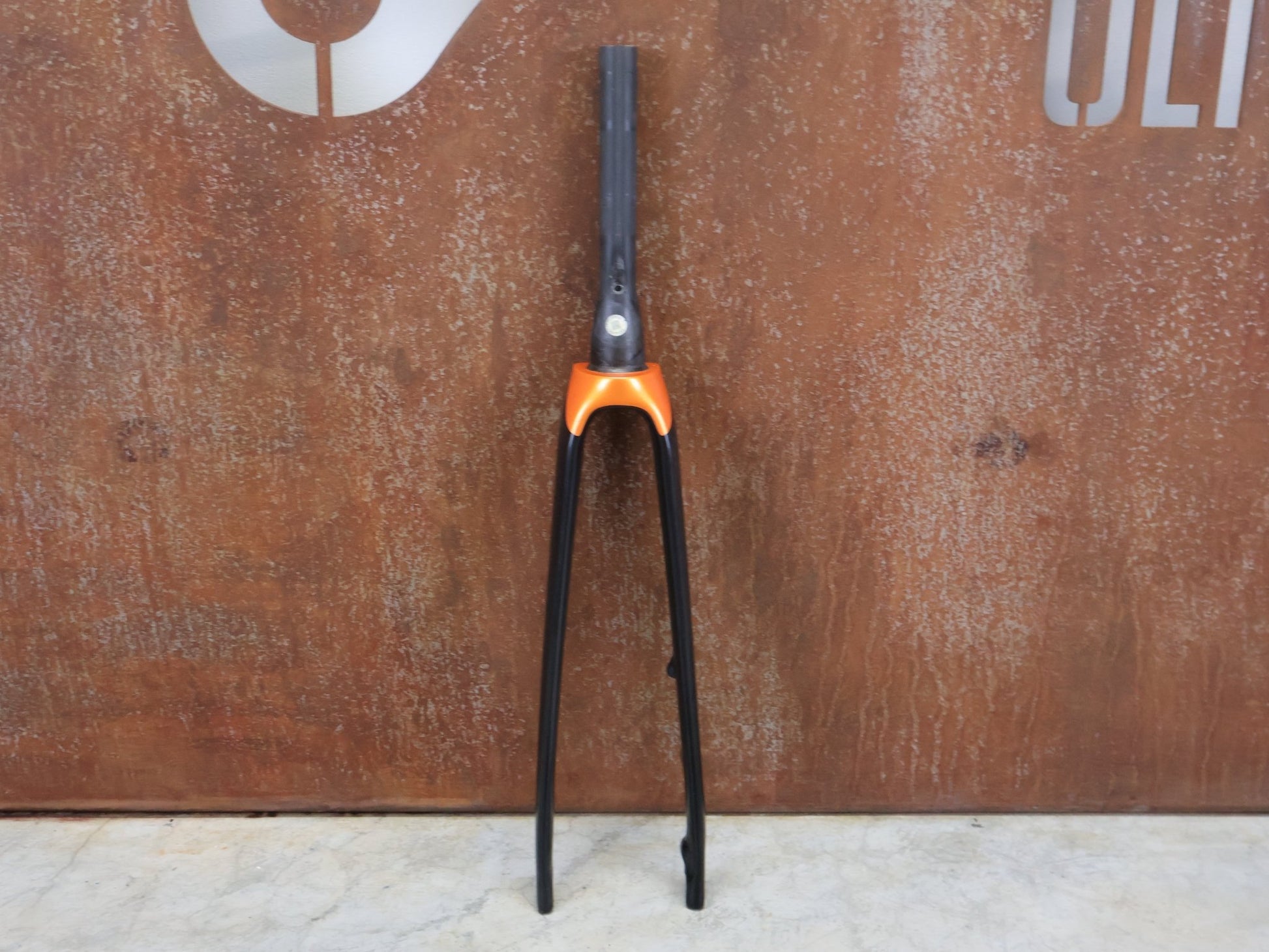 Federgabel, Gabel & Dämpfer von Trek, TREK EMONDA SL GABEL / FACTORY ORANGE vor USEDBIKES - OB.DE Hintergrund