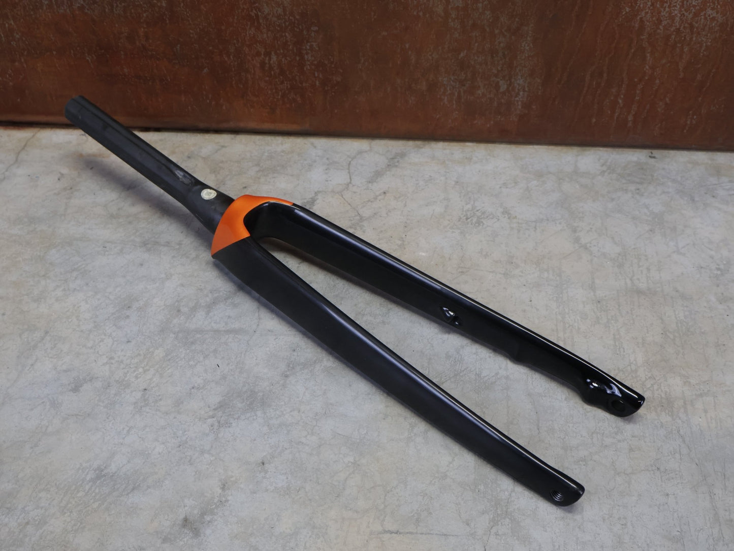 Federgabel, Gabel & Dämpfer von Trek, TREK EMONDA SL GABEL / FACTORY ORANGE vor USEDBIKES - OB.DE Hintergrund