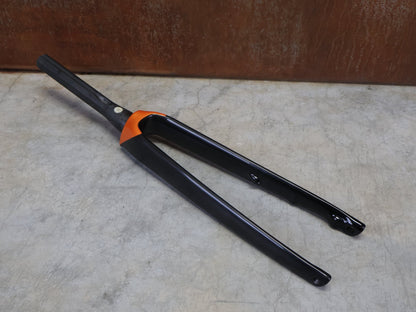 Federgabel, Gabel & Dämpfer von Trek, TREK EMONDA SL GABEL / FACTORY ORANGE vor USEDBIKES - OB.DE Hintergrund