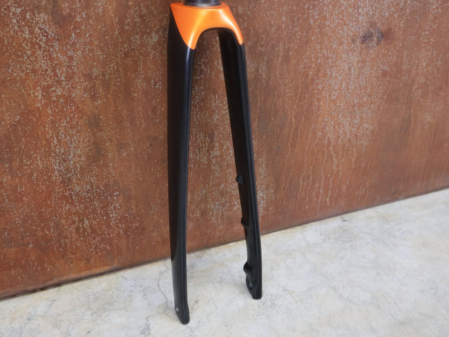 Federgabel, Gabel & Dämpfer von Trek, TREK EMONDA SL GABEL / FACTORY ORANGE vor USEDBIKES - OB.DE Hintergrund