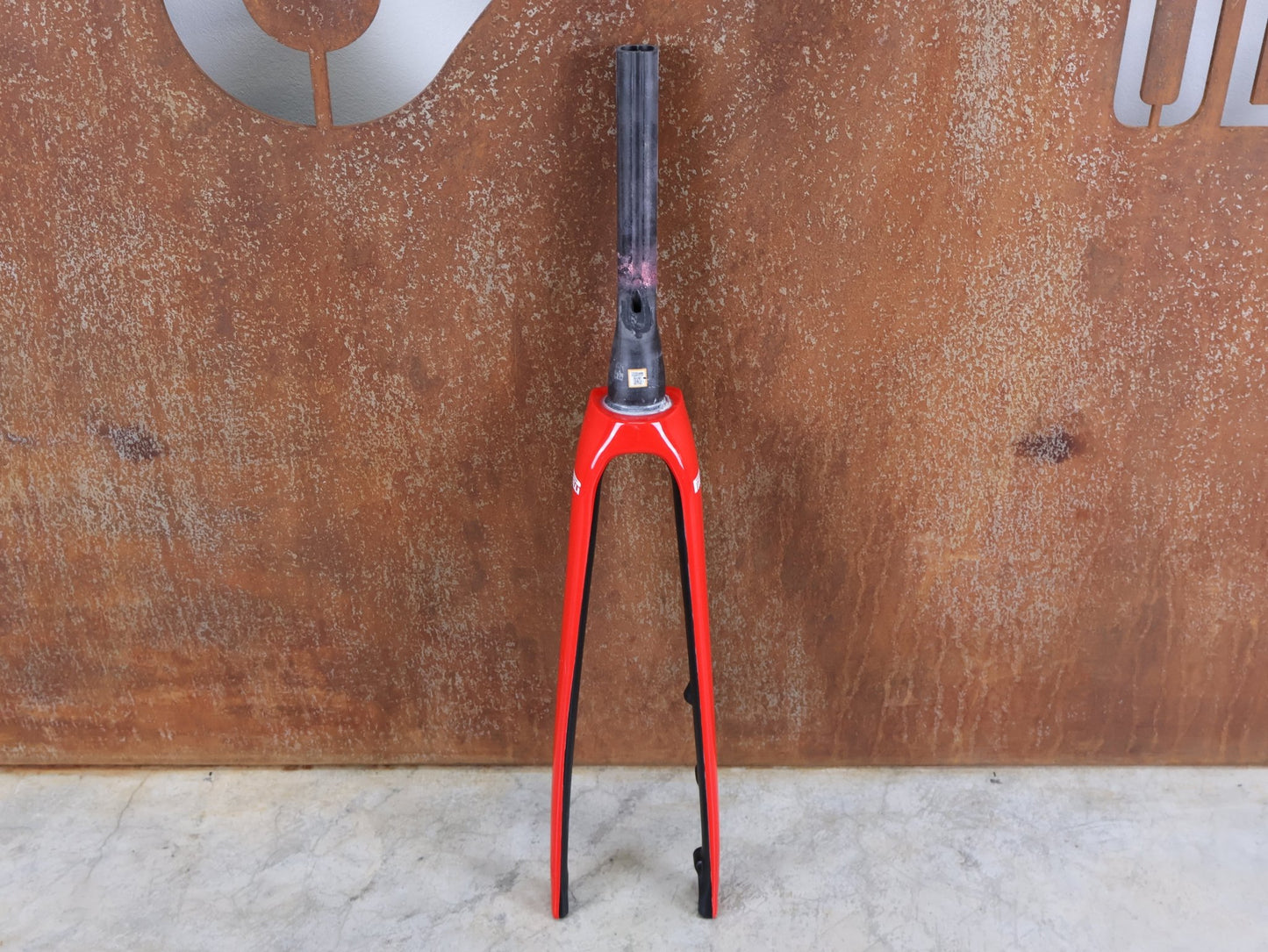 Federgabel, Gabel & Dämpfer von Trek, TREK ÉMONDA SLR 700C RIGID FORK – VIPER RED GLOSS / 45MM OFFSET – CARBON – TREK FACTORY EDITION vor USEDBIKES - OB.DE Hintergrund