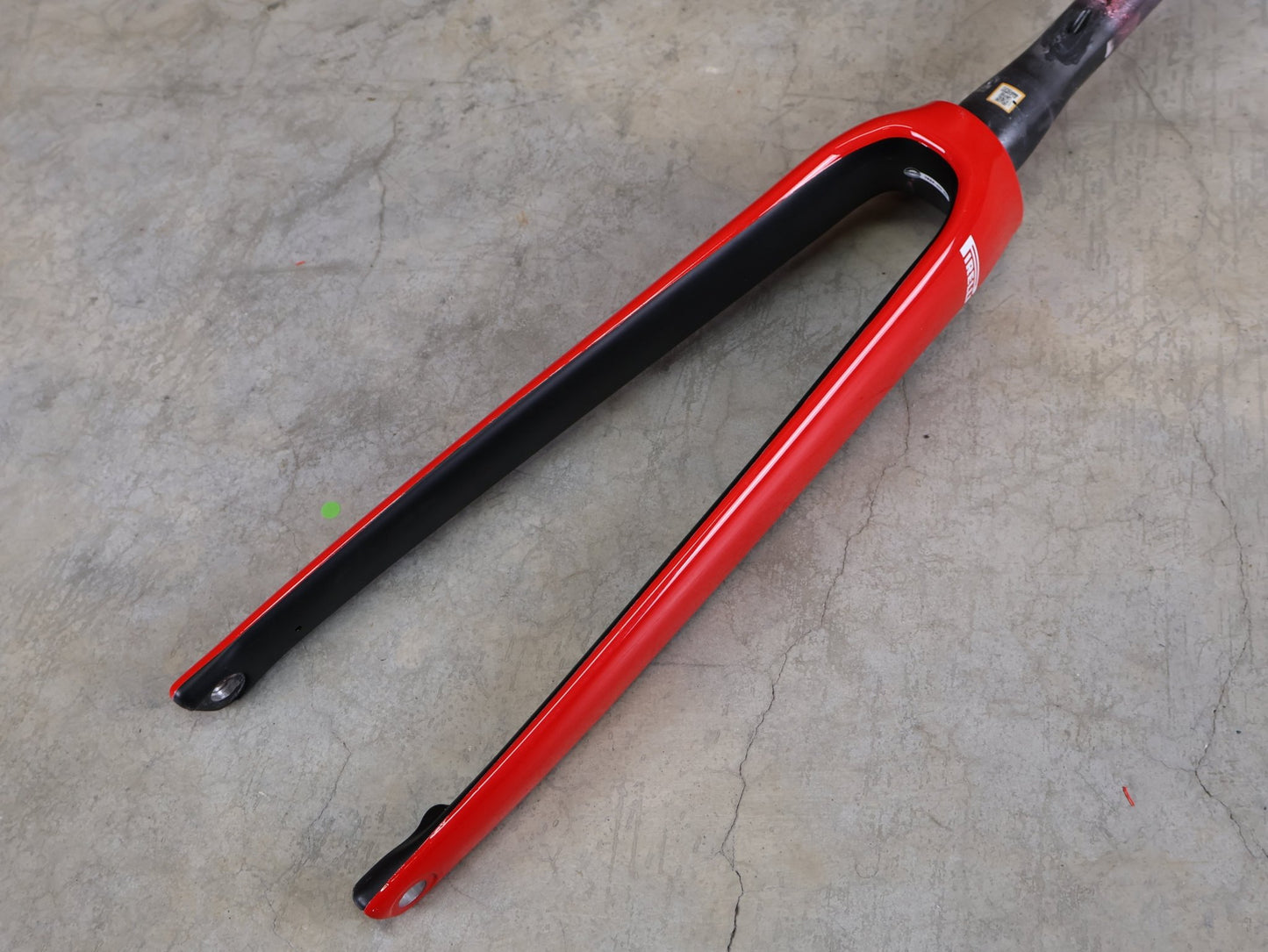 Federgabel, Gabel & Dämpfer von Trek, TREK ÉMONDA SLR 700C RIGID FORK – VIPER RED GLOSS / 45MM OFFSET – CARBON – TREK FACTORY EDITION vor USEDBIKES - OB.DE Hintergrund