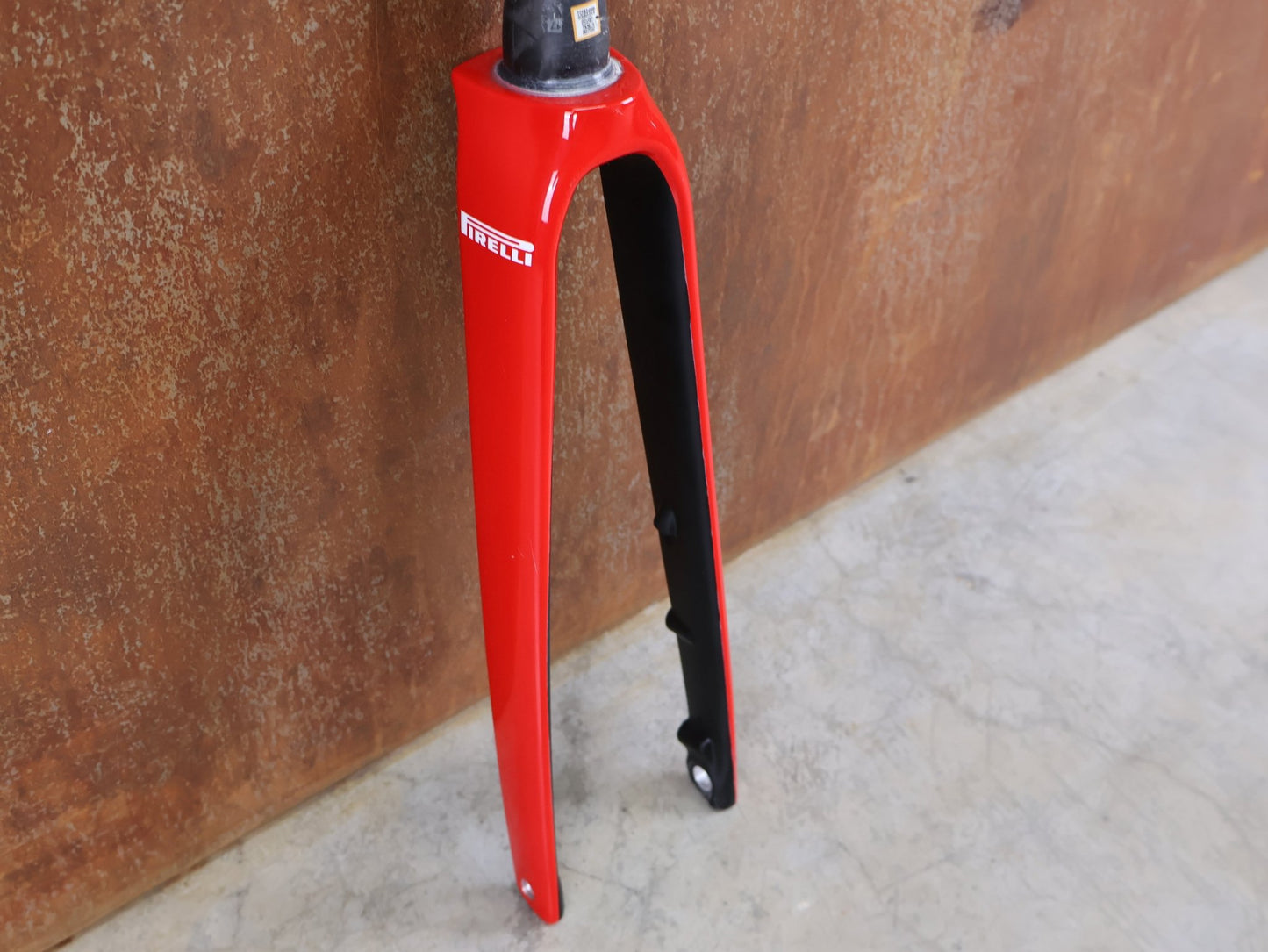 Federgabel, Gabel & Dämpfer von Trek, TREK ÉMONDA SLR 700C RIGID FORK – VIPER RED GLOSS / 45MM OFFSET – CARBON – TREK FACTORY EDITION vor USEDBIKES - OB.DE Hintergrund
